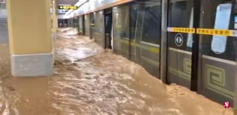 积水涌入郑州地铁，很多乘客被困.jpeg