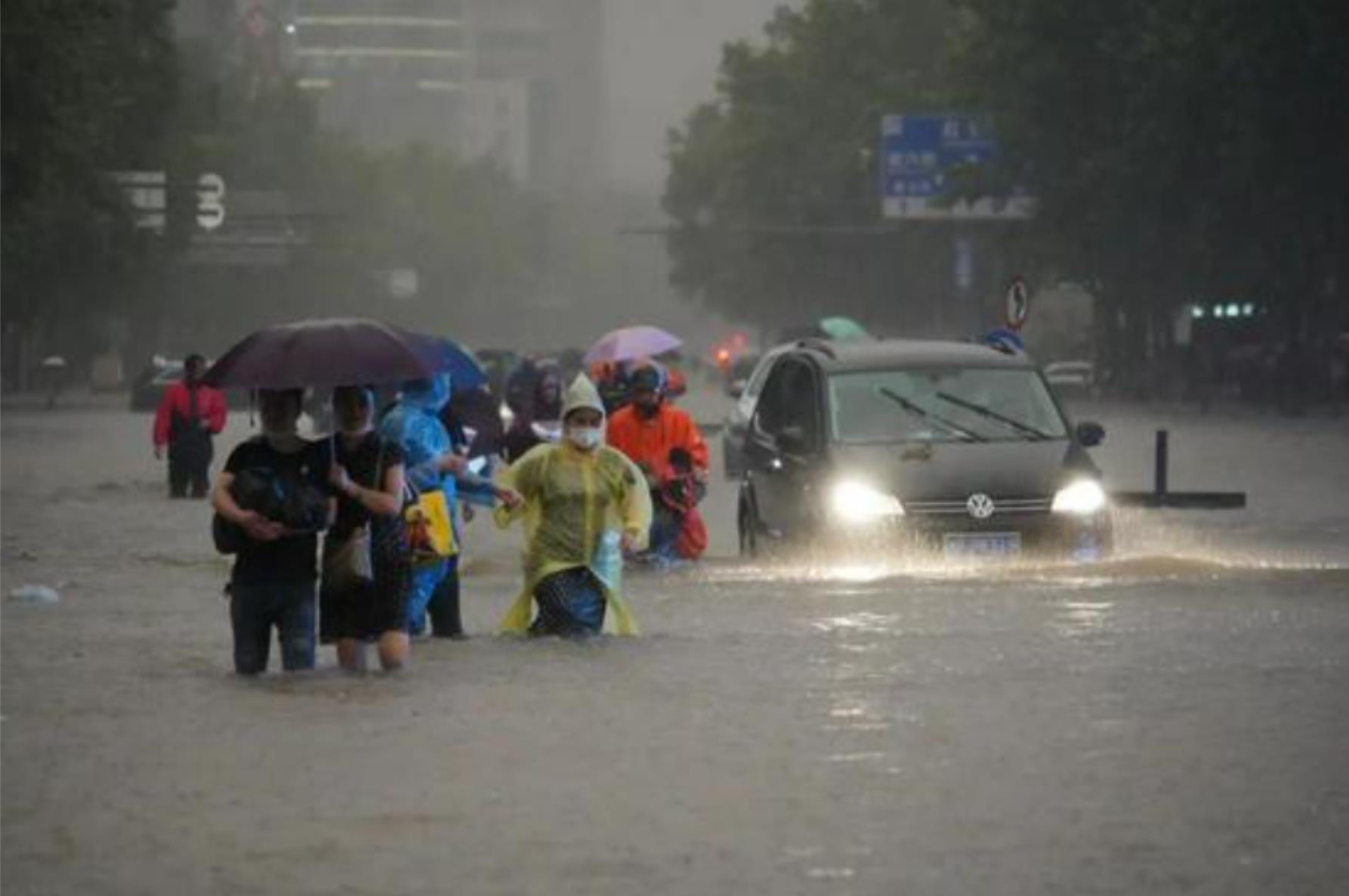 郑州市民暴雨中相互搀扶踏上回家路
