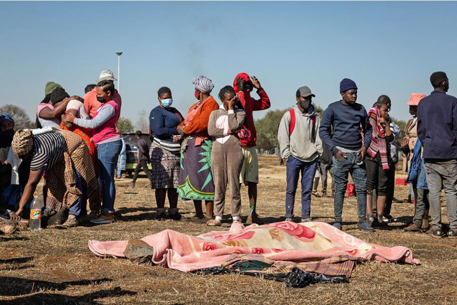 南非约翰内斯堡，骚乱事件遇难者家属神色悲痛