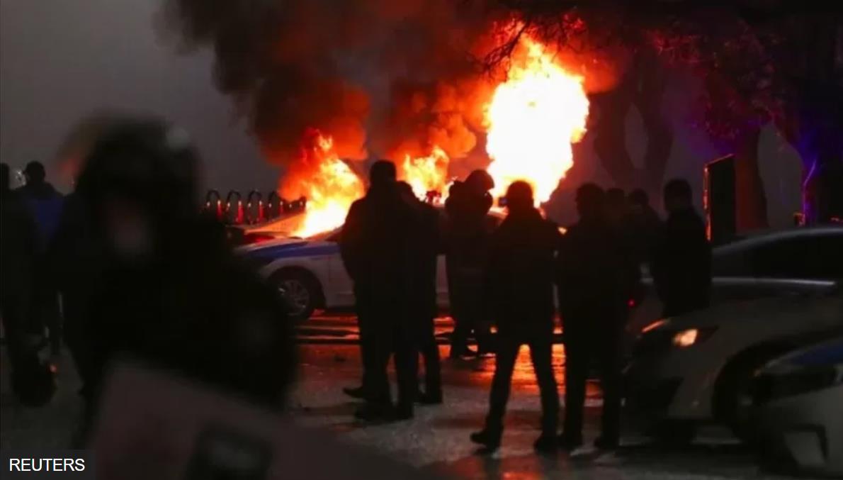 在阿拉木图，一辆警车在抗议活动中被点燃