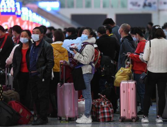 旅客在深圳北站候车