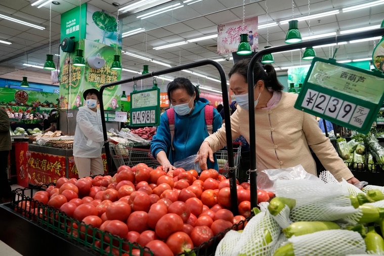 北京朝阳区民众25日采购蔬果
