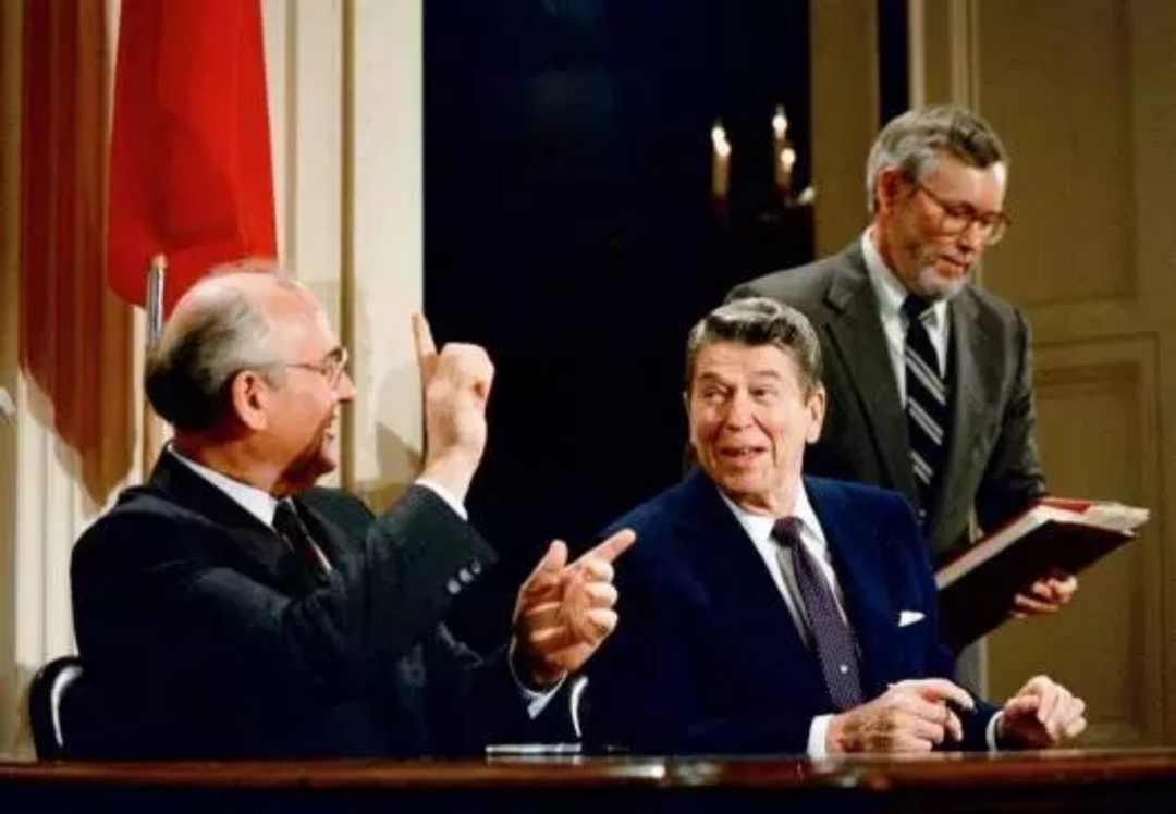 苏联领导人戈尔巴乔夫与美国总统里根在莫斯科签署了《中导条约》