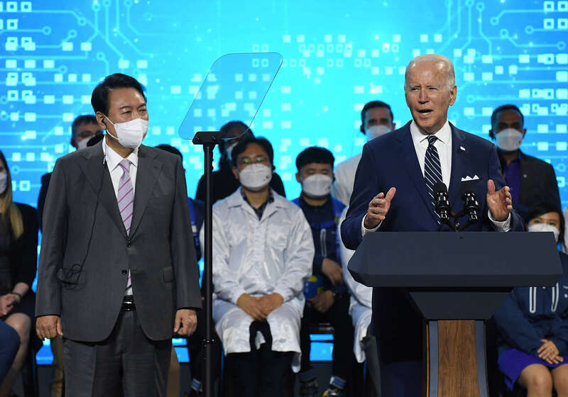 美国总统拜登同韩国总统尹锡悦访问三星电子半导体工厂后发表讲话
