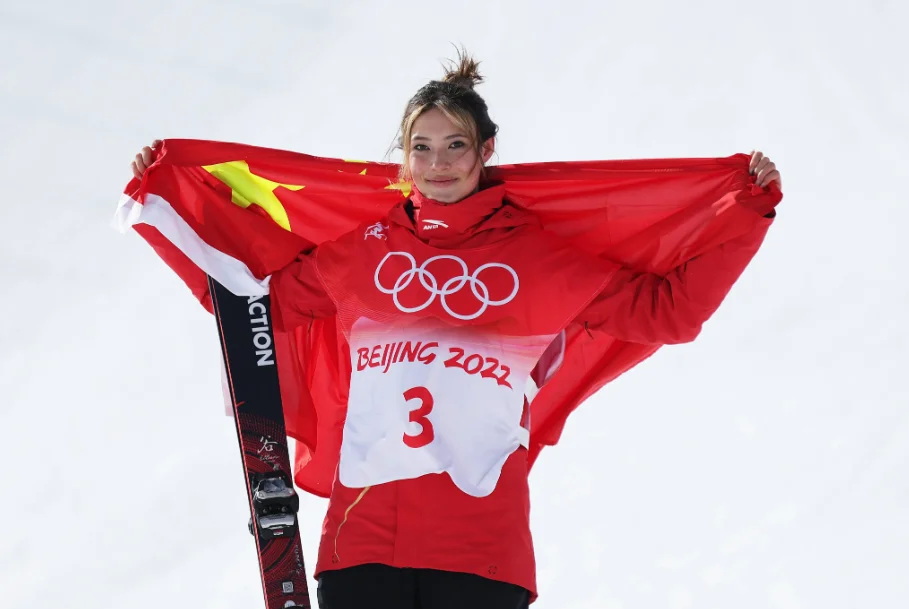 谷爱凌刚刚在北京冬奥会代表中国争金夺银