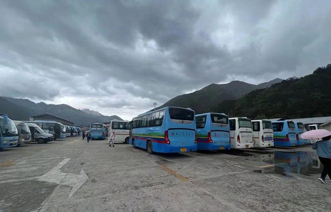 西藏一旅游景区停车场停满旅游大巴