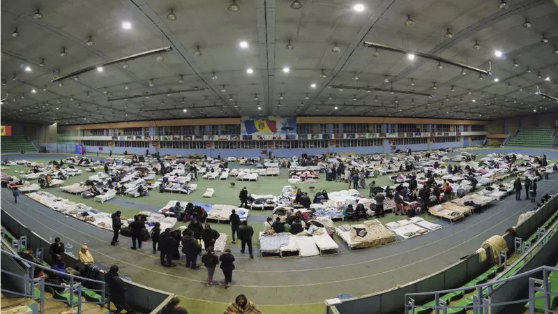 数百名难民被安置在摩尔多瓦的这个体育中心