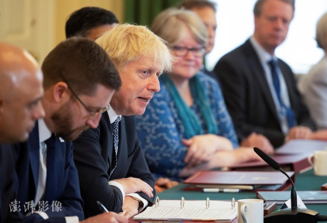 7月5日，英国首相约翰逊出席在唐宁街举行的内阁会议