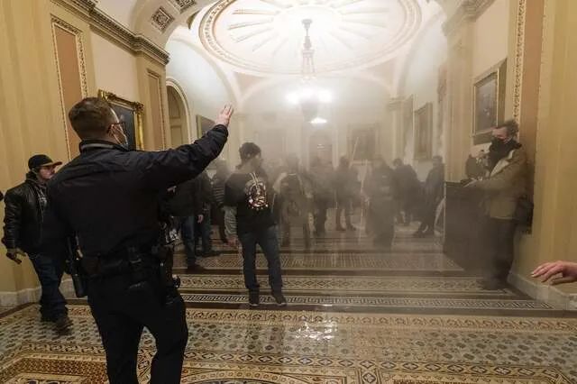 1月6日，不明原因的烟雾弥漫在国会大厦的走廊上