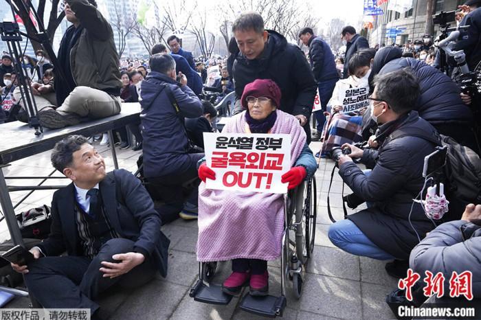 2023年3月1日，日本强征劳工受害者梁锦德在首尔参加集会