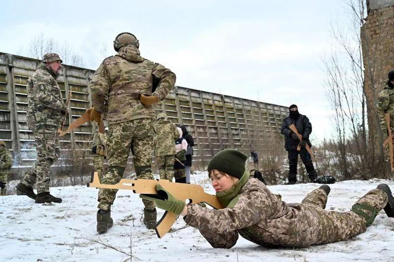 上北约从去年到今年，前后培训了超过2.5万名乌克兰军人
