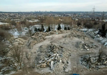 被海马斯摧毁的俄军聚集点废墟