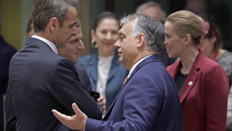 希腊总理米佐塔基斯和匈牙利总理欧尔班在欧盟峰会上会面