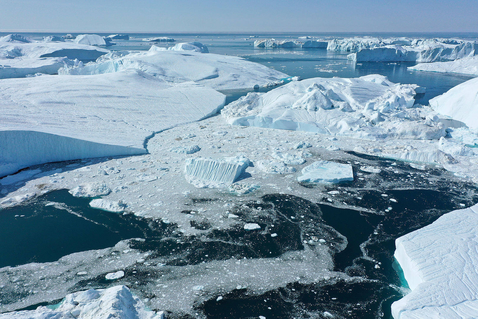 格陵兰岛伊卢利萨特，由于气候变化的影响，冰川和冰盖的融化速度加快