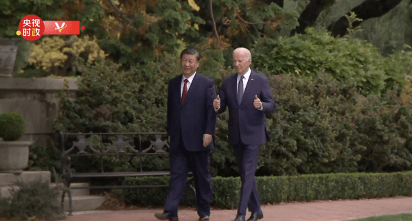 中美领导人在斐洛里庄园散步交谈，拜登向记者竖起大拇指