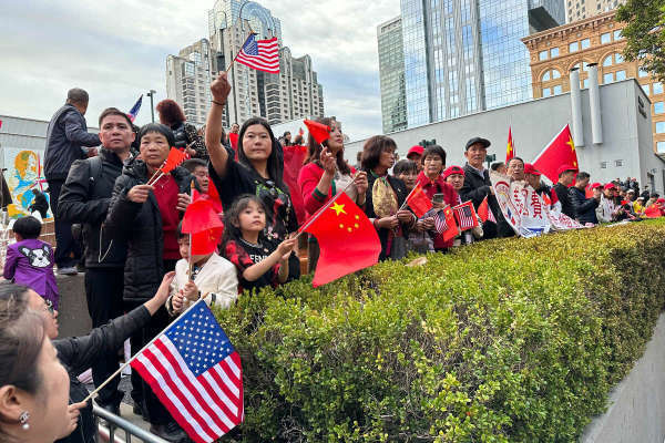 大批美国旧金山当地华人华侨热烈欢迎中方访问并出席APEC会议