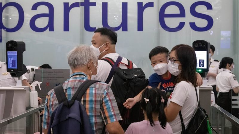 香港家庭在机场出发